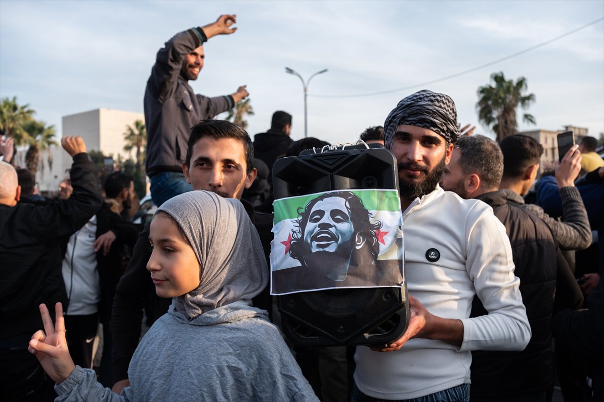 Suriye'de Esad rejimi devrildi: Emevi Meydanı'ndaki kutlamadan tarihi kareler