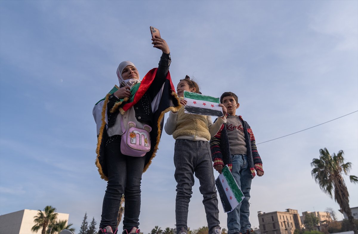 Suriye'de Esad rejimi devrildi: Emevi Meydanı'ndaki kutlamadan tarihi kareler