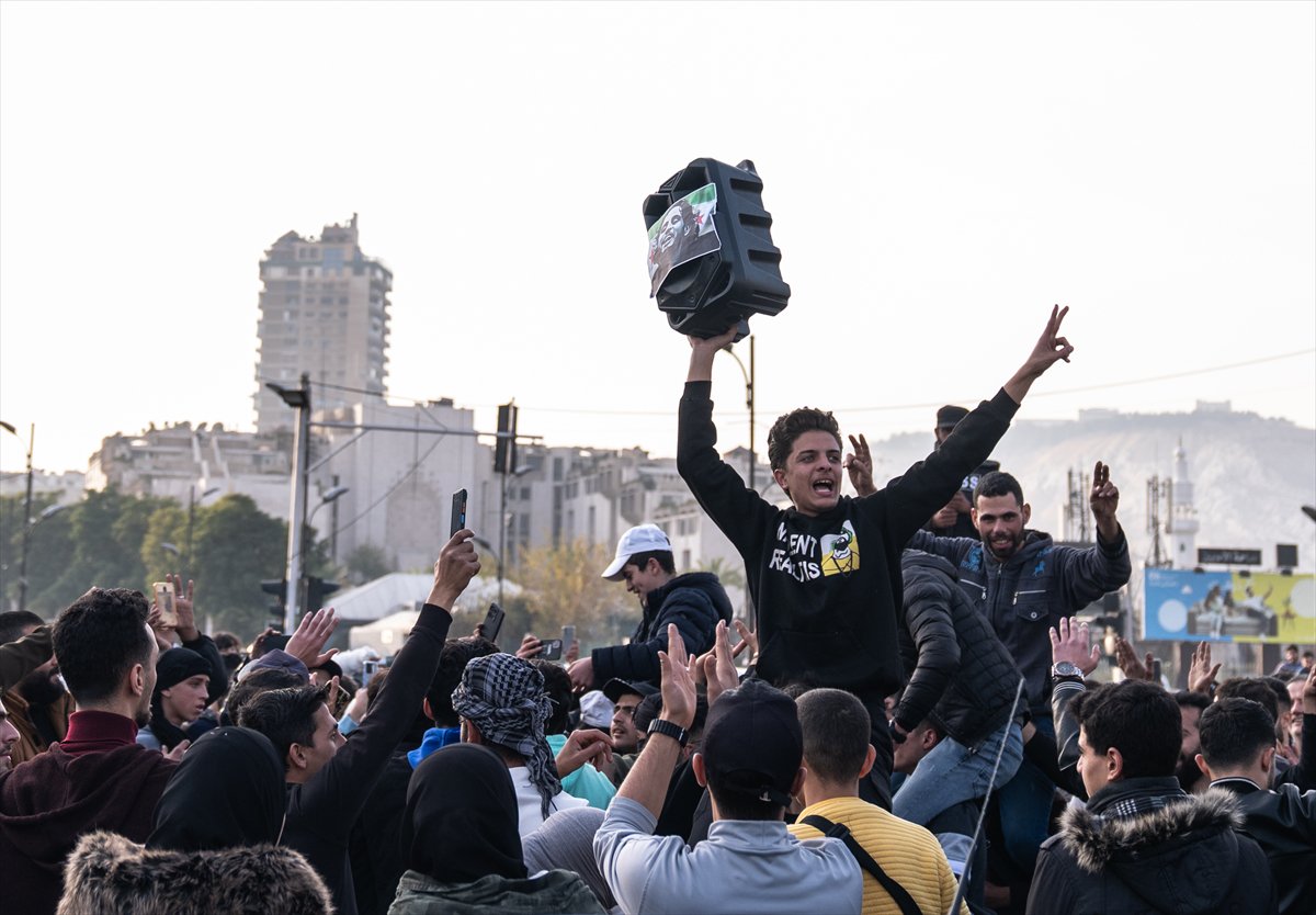Suriye'de Esad rejimi devrildi: Emevi Meydanı'ndaki kutlamadan tarihi kareler