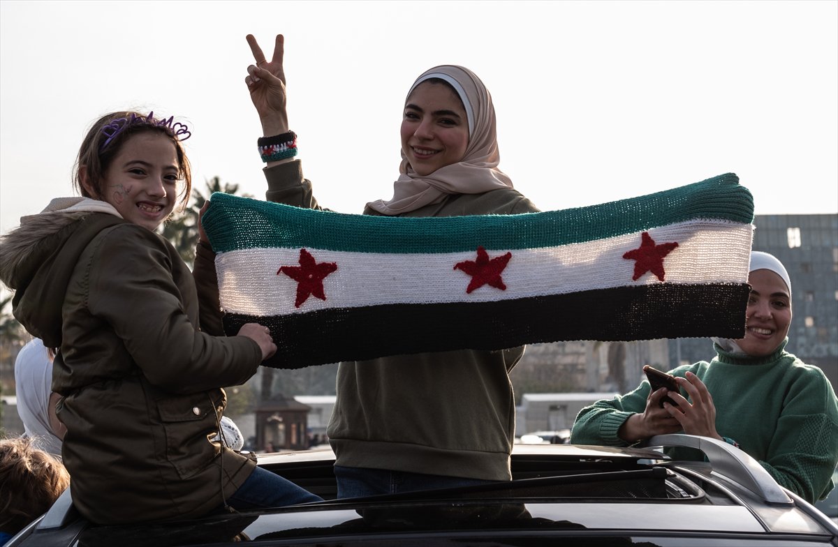 Suriye'de Esad rejimi devrildi: Emevi Meydanı'ndaki kutlamadan tarihi kareler