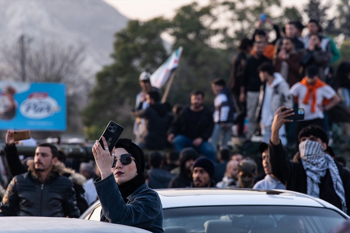 Suriye'de Esad rejimi devrildi: Emevi Meydanı'ndaki kutlamadan tarihi kareler