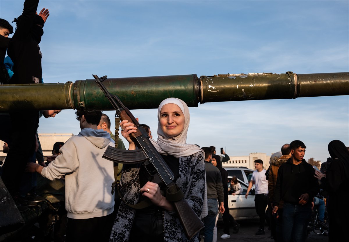Suriye'de Esad rejimi devrildi: Emevi Meydanı'ndaki kutlamadan tarihi kareler