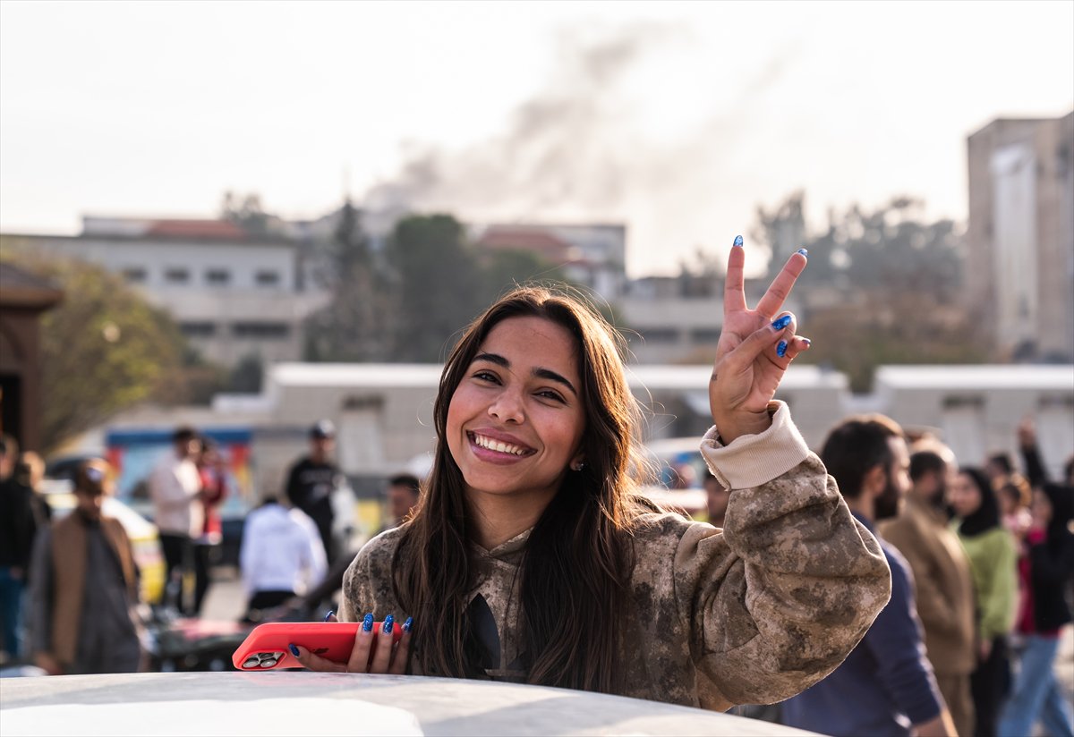 Suriye'de Esad rejimi devrildi: Emevi Meydanı'ndaki kutlamadan tarihi kareler