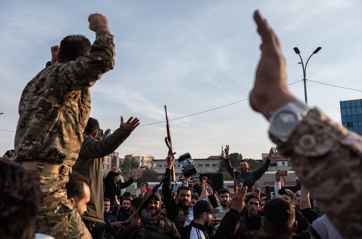 Suriye'de Esad rejimi devrildi: Emevi Meydanı'ndaki kutlamadan tarihi kareler