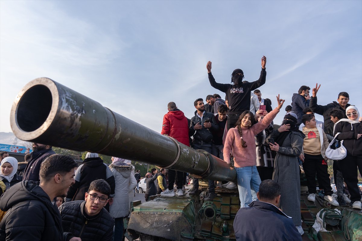 Suriye'de Esad rejimi devrildi: Emevi Meydanı'ndaki kutlamadan tarihi kareler
