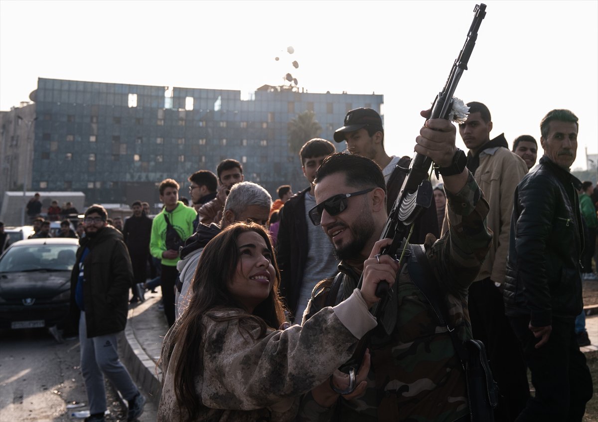 Suriye'de Esad rejimi devrildi: Emevi Meydanı'ndaki kutlamadan tarihi kareler