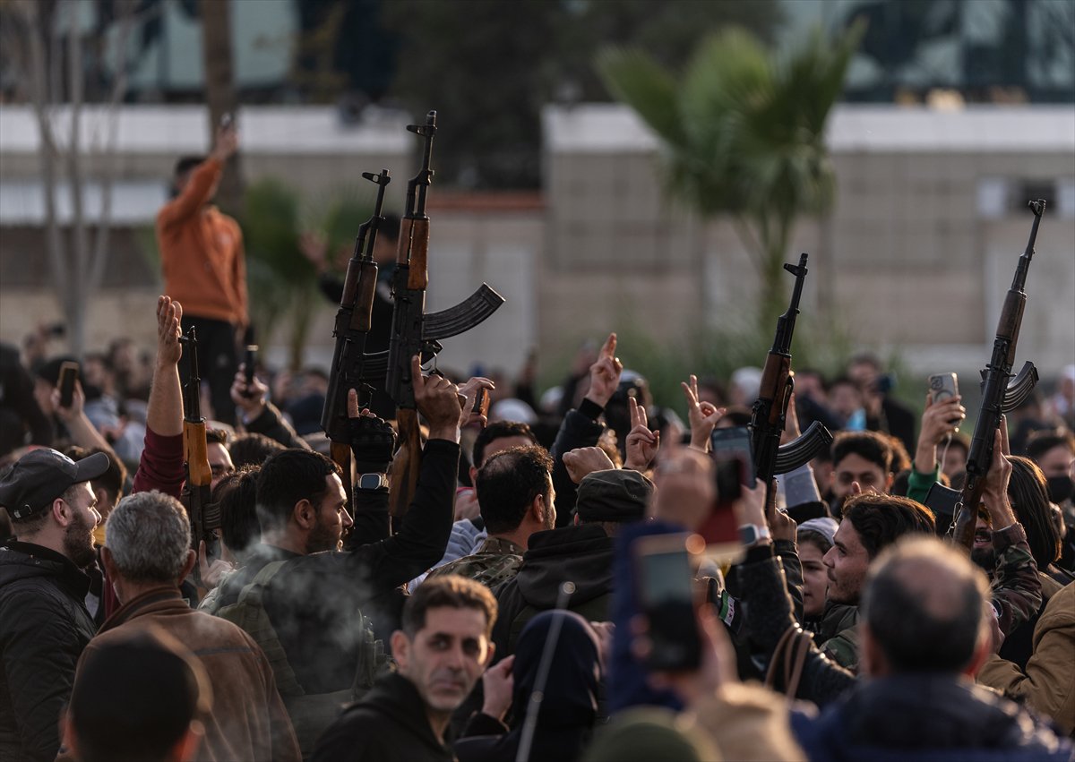 Suriye'de Esad rejimi devrildi: Emevi Meydanı'ndaki kutlamadan tarihi kareler