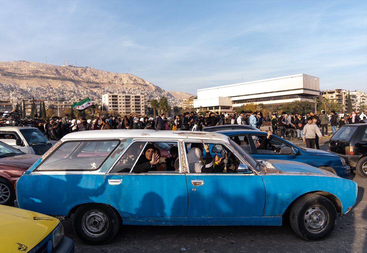 Suriye'de Esad rejimi devrildi: Emevi Meydanı'ndaki kutlamadan tarihi kareler