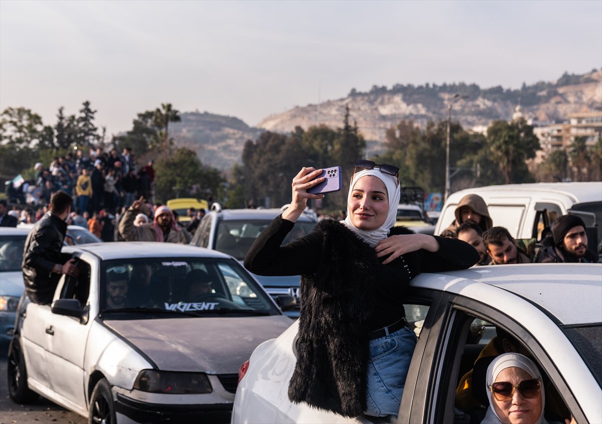 Suriye'de Esad rejimi devrildi: Emevi Meydanı'ndaki kutlamadan tarihi kareler