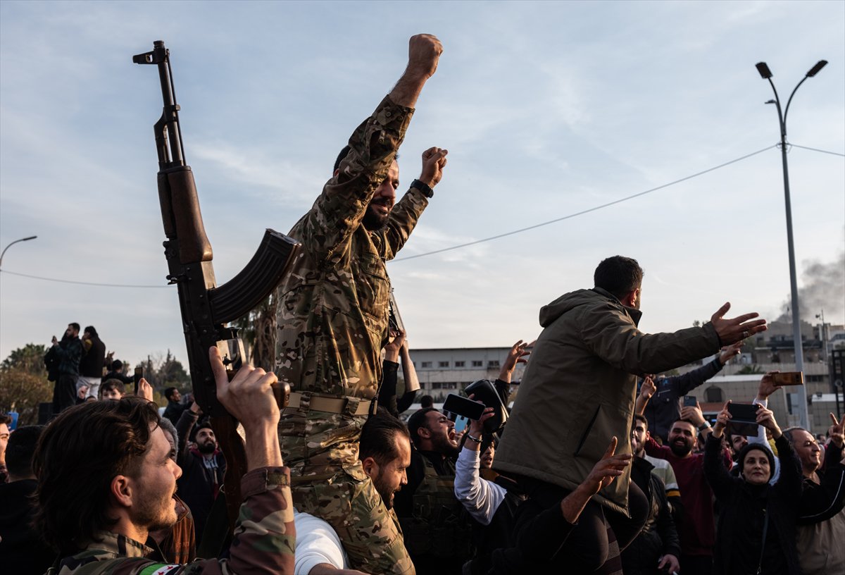 Suriye'de Esad rejimi devrildi: Emevi Meydanı'ndaki kutlamadan tarihi kareler