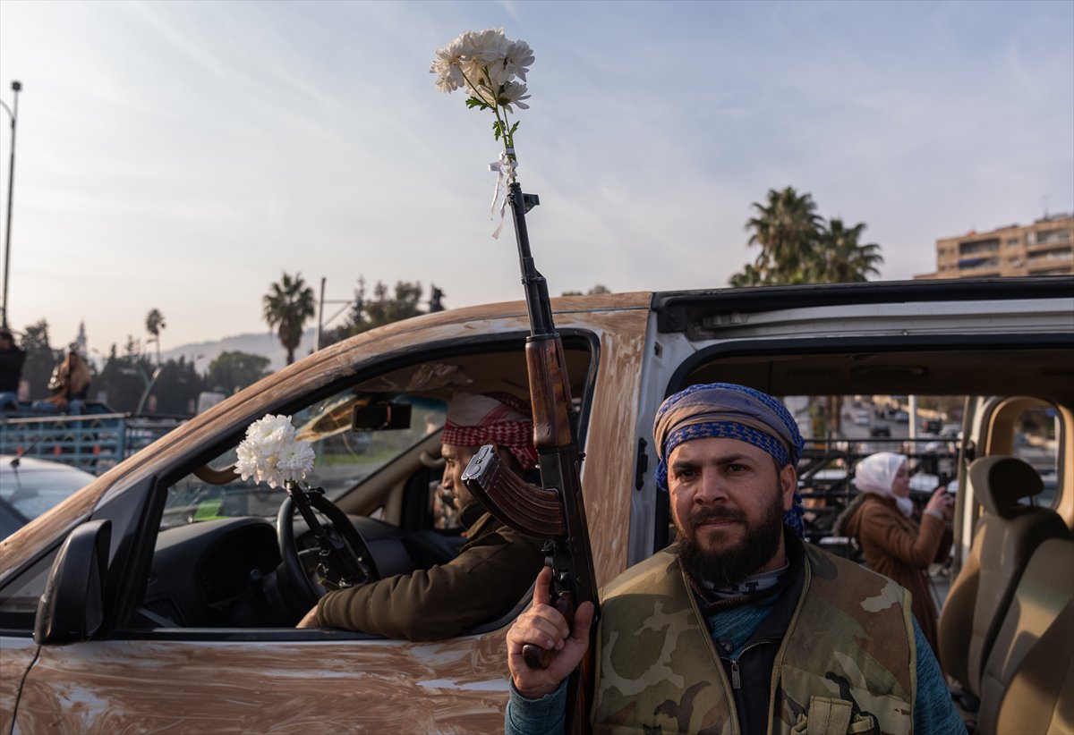 Suriye'de Esad rejimi devrildi: Emevi Meydanı'ndaki kutlamadan tarihi kareler