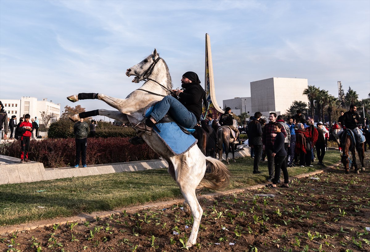 Suriye'de Esad rejimi devrildi: Emevi Meydanı'ndaki kutlamadan tarihi kareler