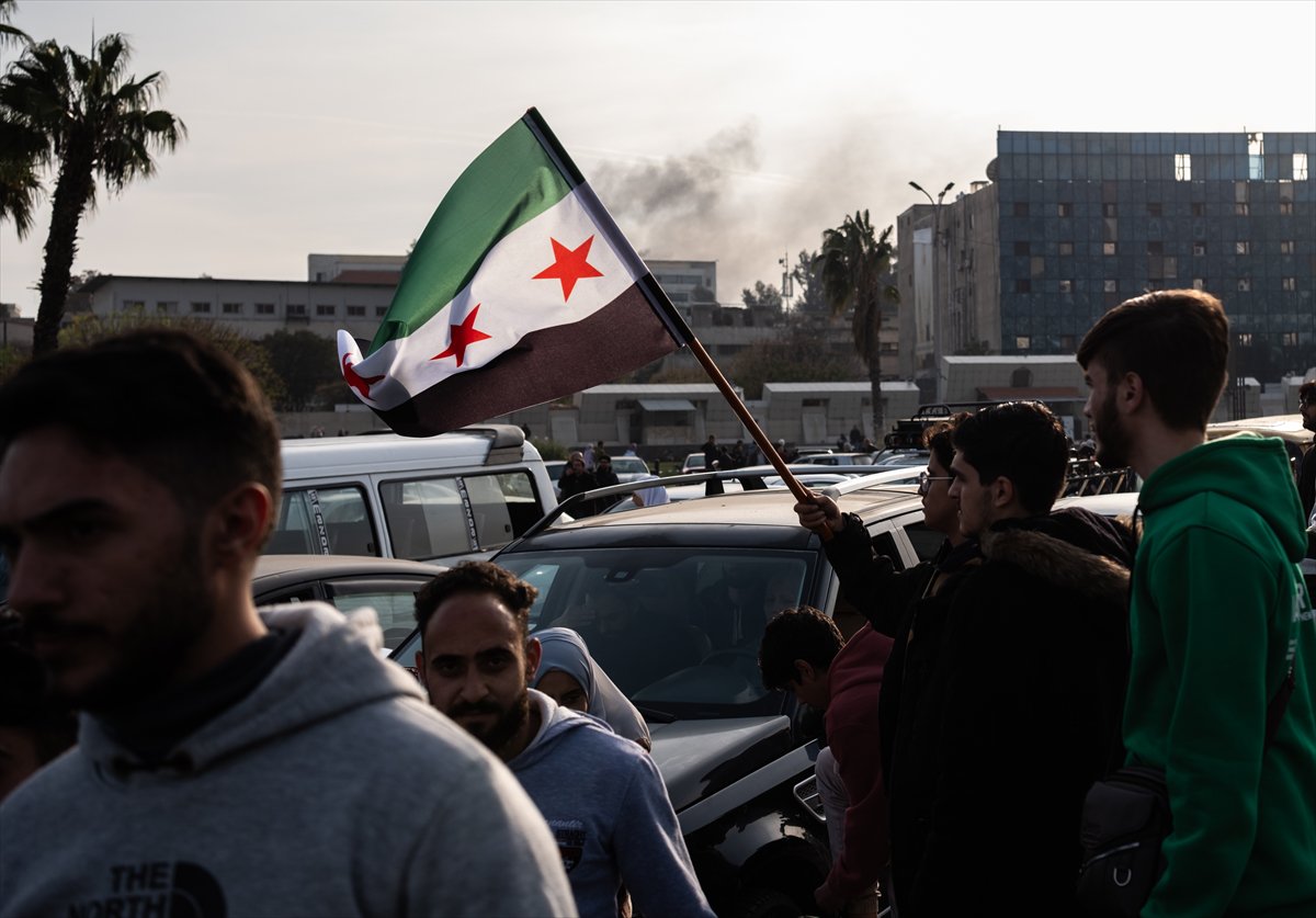 Suriye'de Esad rejimi devrildi: Emevi Meydanı'ndaki kutlamadan tarihi kareler