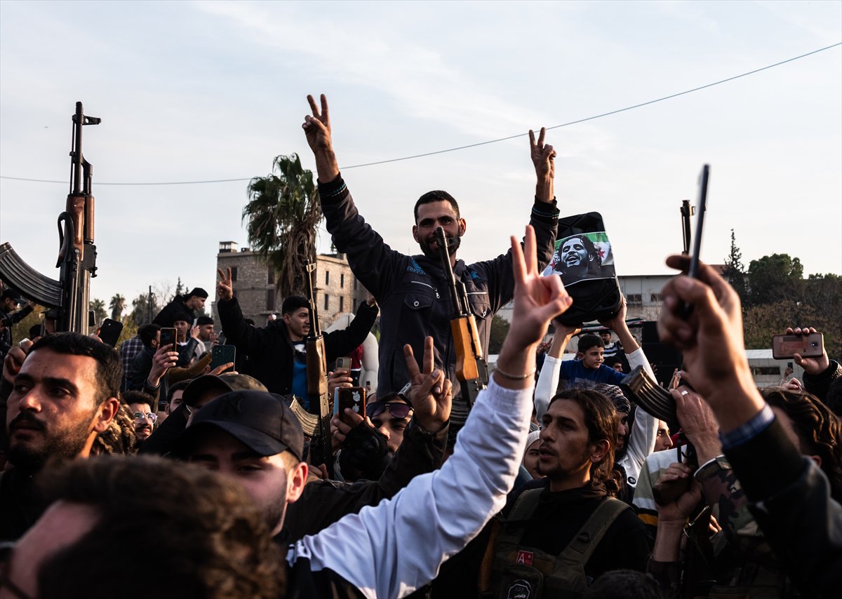 Suriye'de Esad rejimi devrildi: Emevi Meydanı'ndaki kutlamadan tarihi kareler