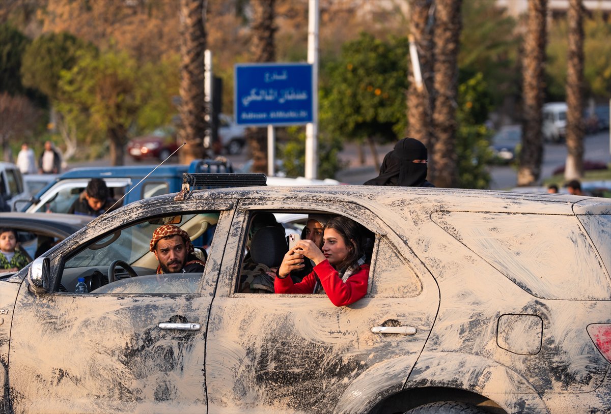 Suriye'de Esad rejimi devrildi: Emevi Meydanı'ndaki kutlamadan tarihi kareler