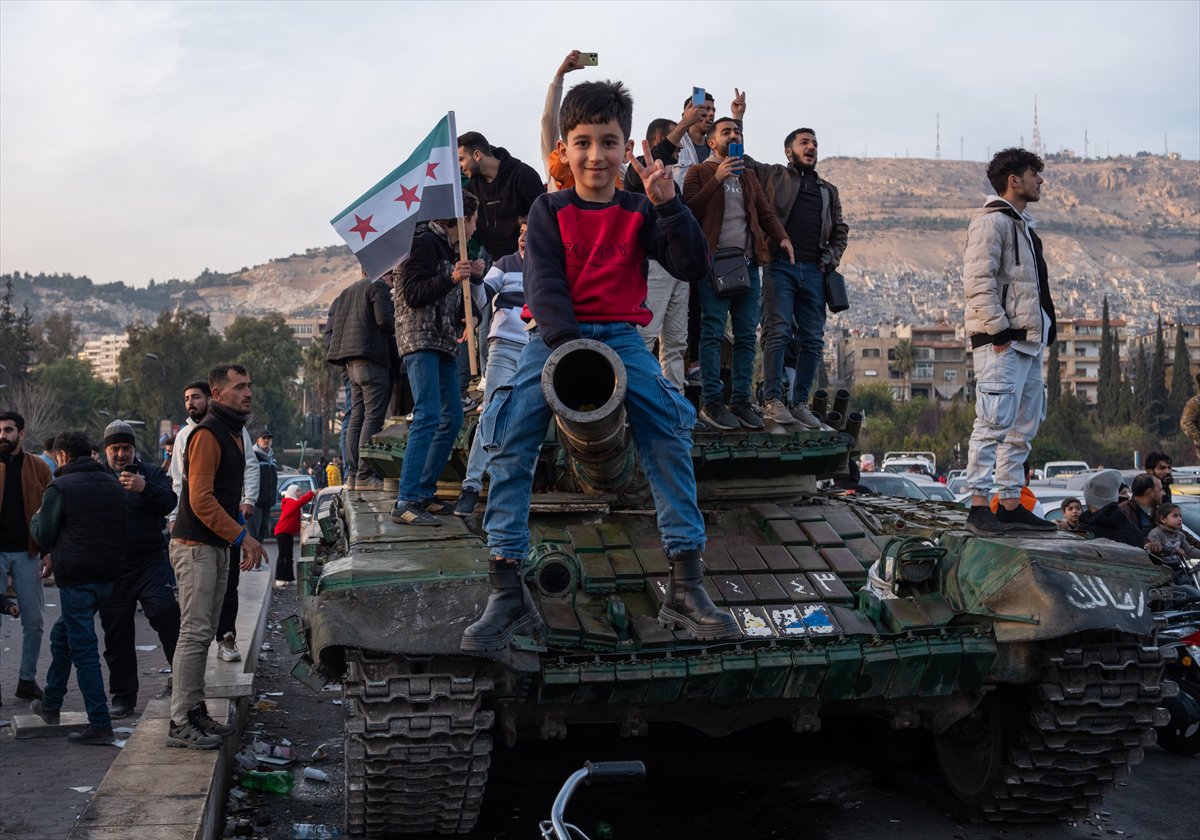 Suriye'de Esad rejimi devrildi: Emevi Meydanı'ndaki kutlamadan tarihi kareler