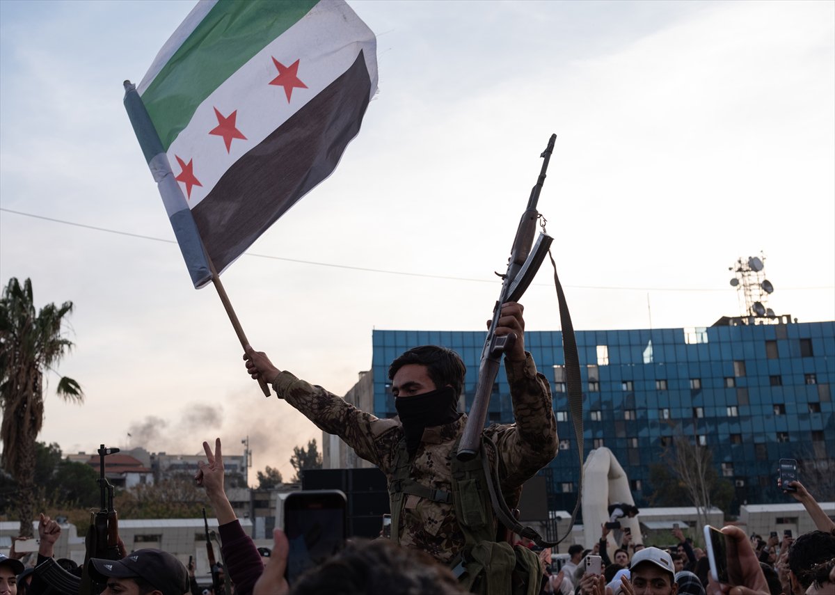 Suriye'de Esad rejimi devrildi: Emevi Meydanı'ndaki kutlamadan tarihi kareler