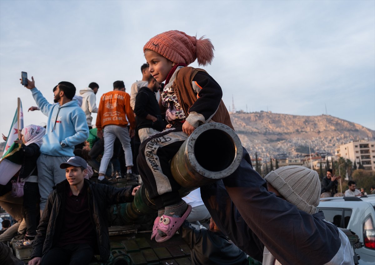 Suriye'de Esad rejimi devrildi: Emevi Meydanı'ndaki kutlamadan tarihi kareler