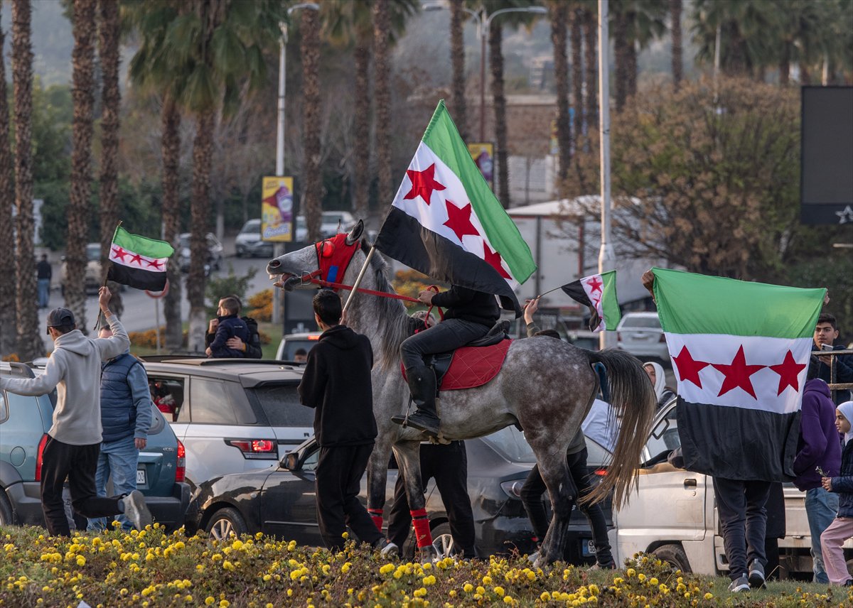 Suriye'de Esad rejimi devrildi: Emevi Meydanı'ndaki kutlamadan tarihi kareler