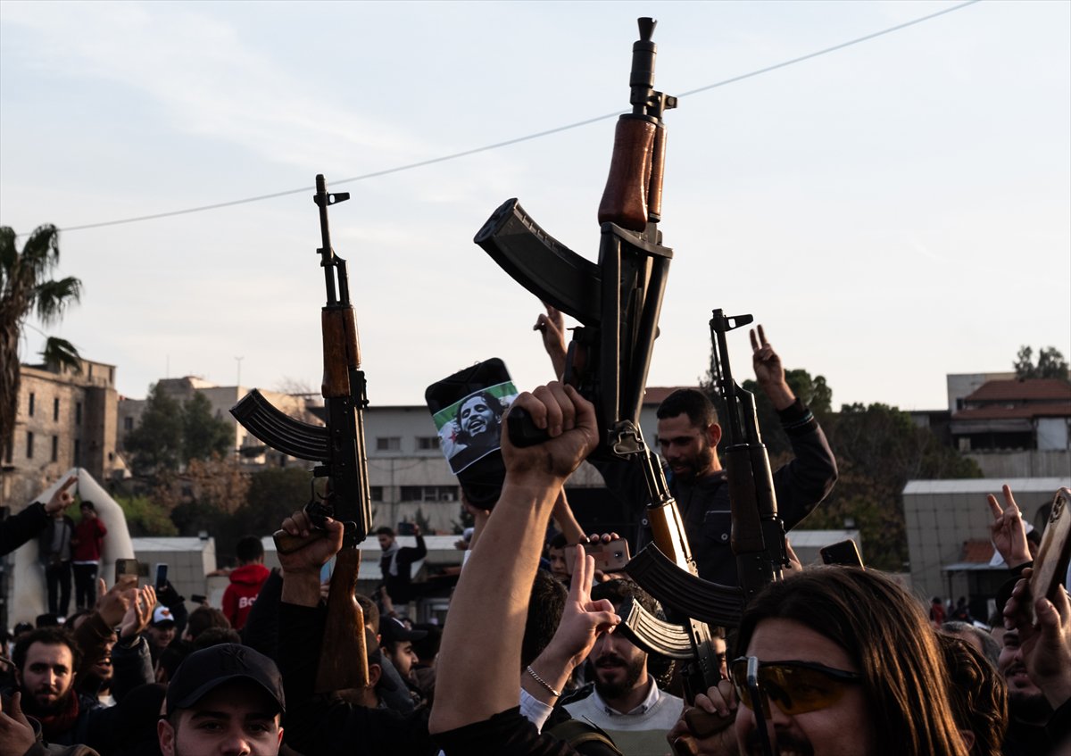 Suriye'de Esad rejimi devrildi: Emevi Meydanı'ndaki kutlamadan tarihi kareler