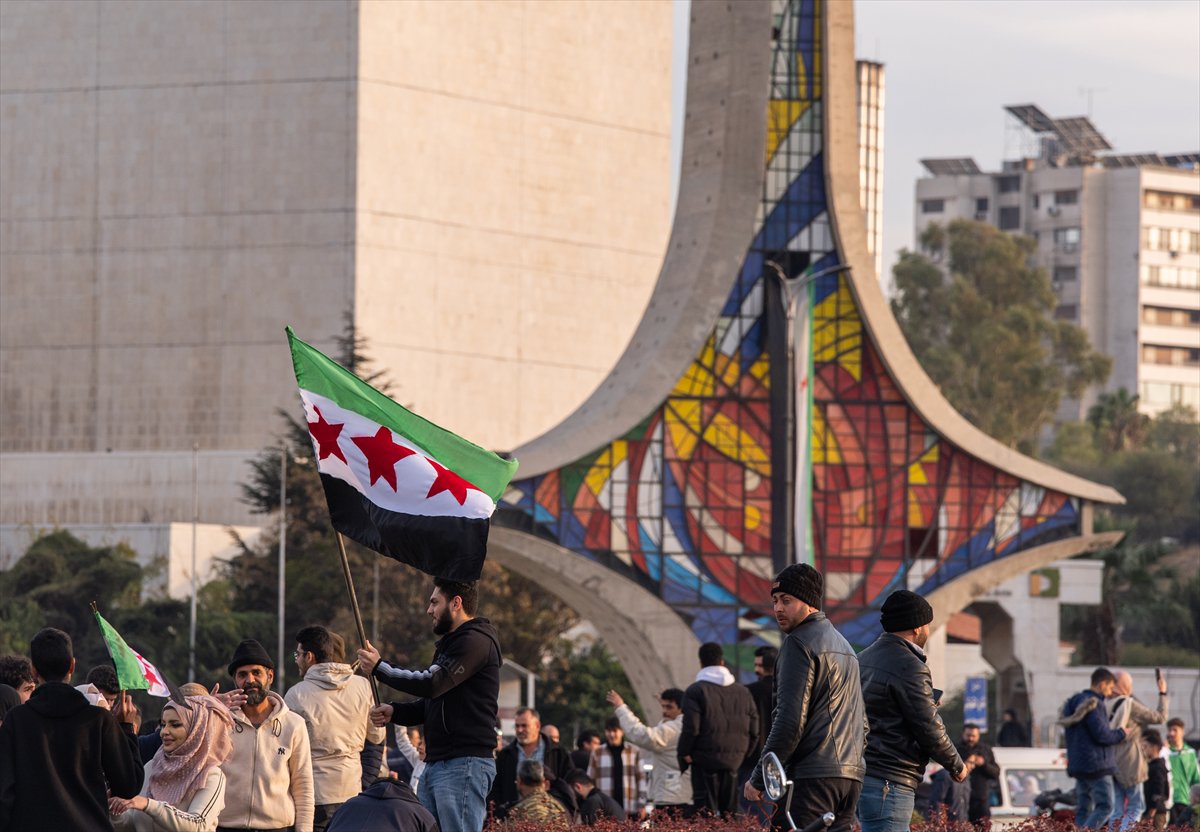 Suriye'de Esad rejimi devrildi: Emevi Meydanı'ndaki kutlamadan tarihi kareler