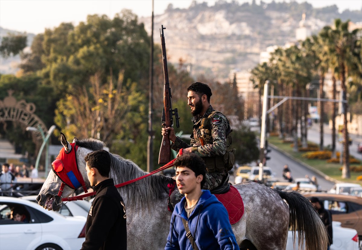 Suriye'de Esad rejimi devrildi: Emevi Meydanı'ndaki kutlamadan tarihi kareler