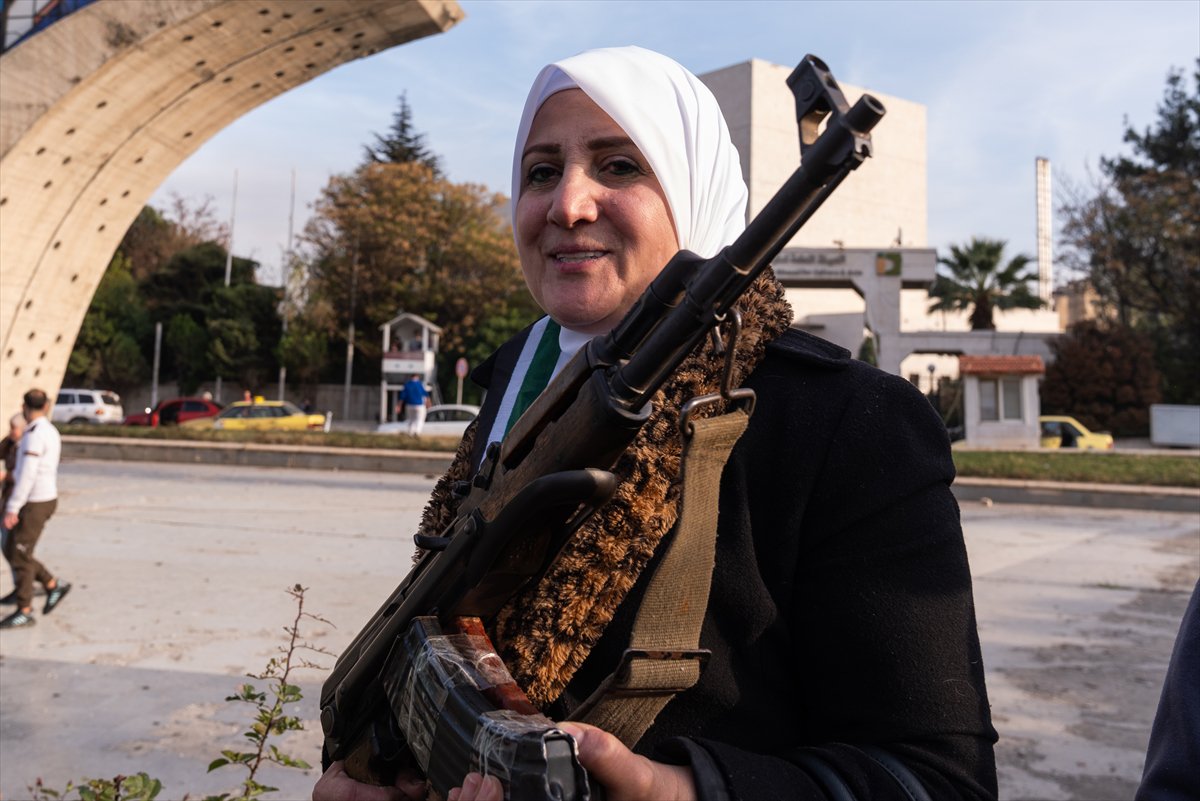 Suriye'de Esad rejimi devrildi: Emevi Meydanı'ndaki kutlamadan tarihi kareler