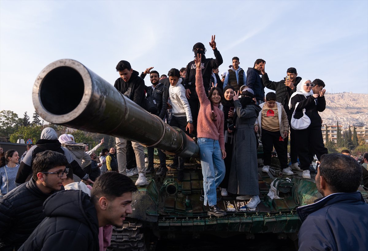 Suriye'de Esad rejimi devrildi: Emevi Meydanı'ndaki kutlamadan tarihi kareler