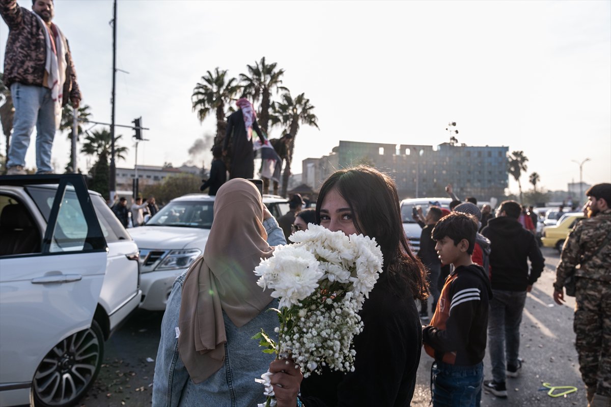 Suriye'de Esad rejimi devrildi: Emevi Meydanı'ndaki kutlamadan tarihi kareler