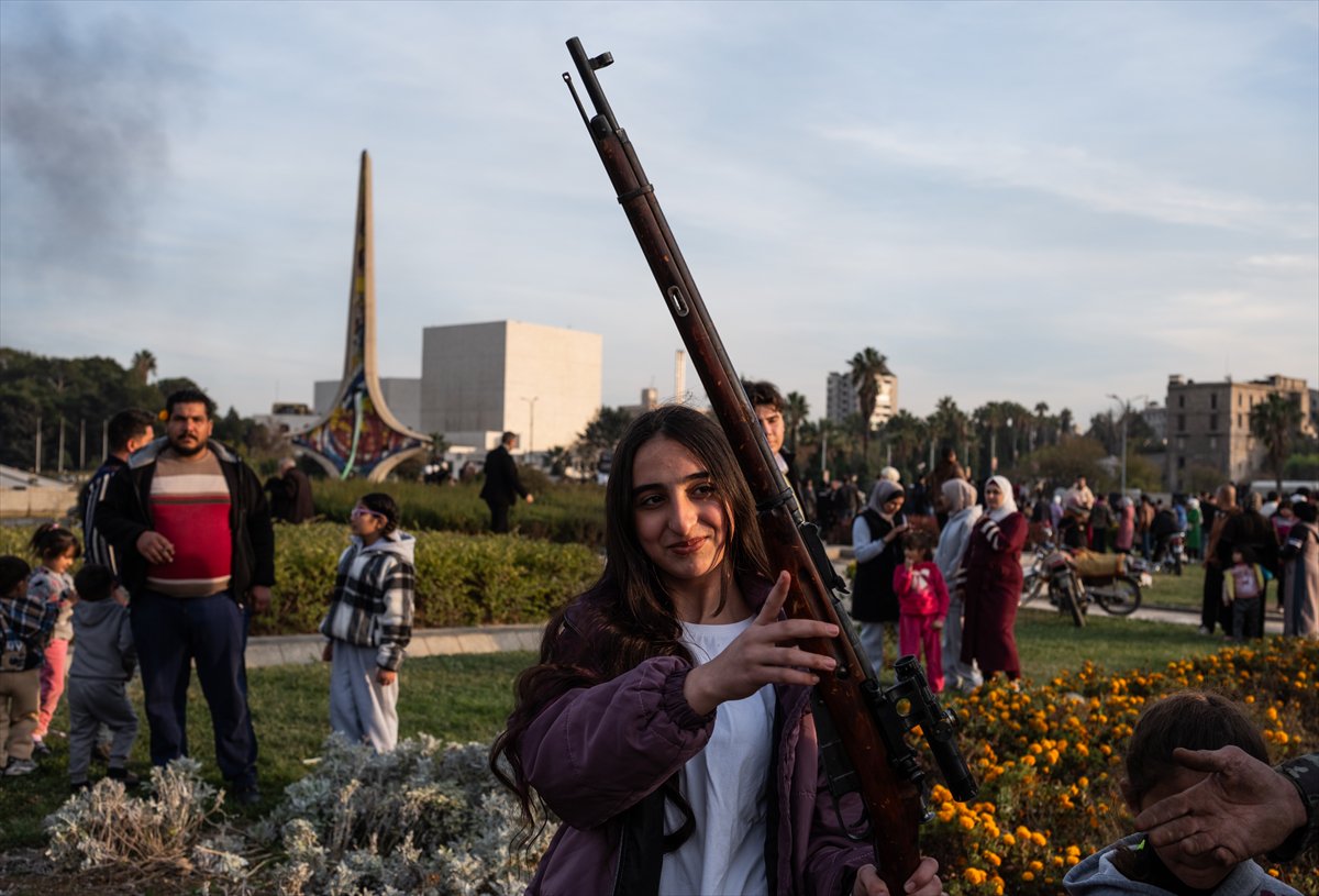 Suriye'de Esad rejimi devrildi: Emevi Meydanı'ndaki kutlamadan tarihi kareler