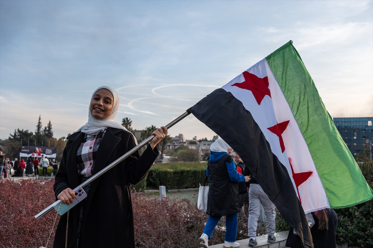 Suriye'de Esad rejimi devrildi: Emevi Meydanı'ndaki kutlamadan tarihi kareler
