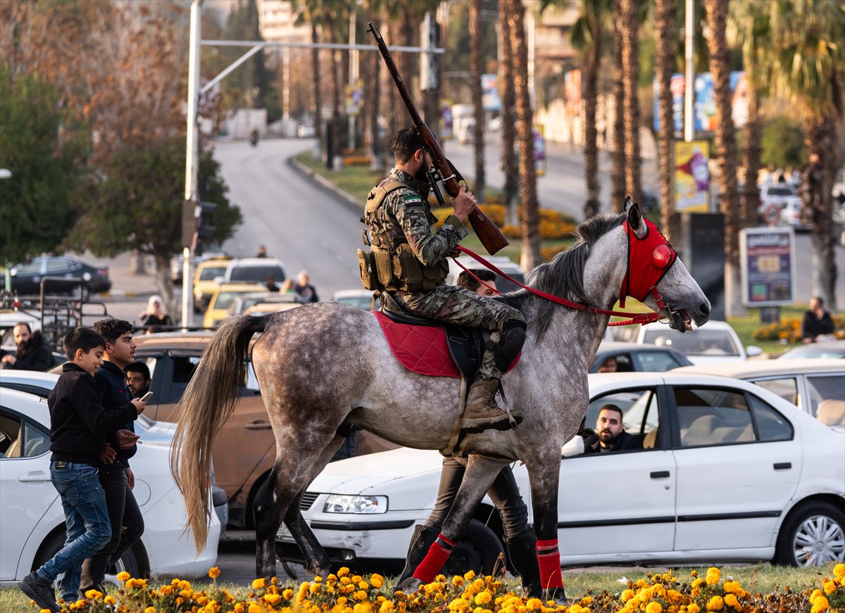 Suriye'de Esad rejimi devrildi: Emevi Meydanı'ndaki kutlamadan tarihi kareler