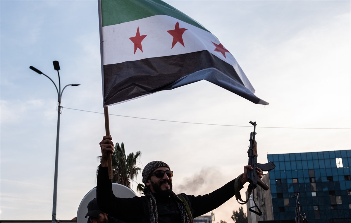 Suriye'de Esad rejimi devrildi: Emevi Meydanı'ndaki kutlamadan tarihi kareler