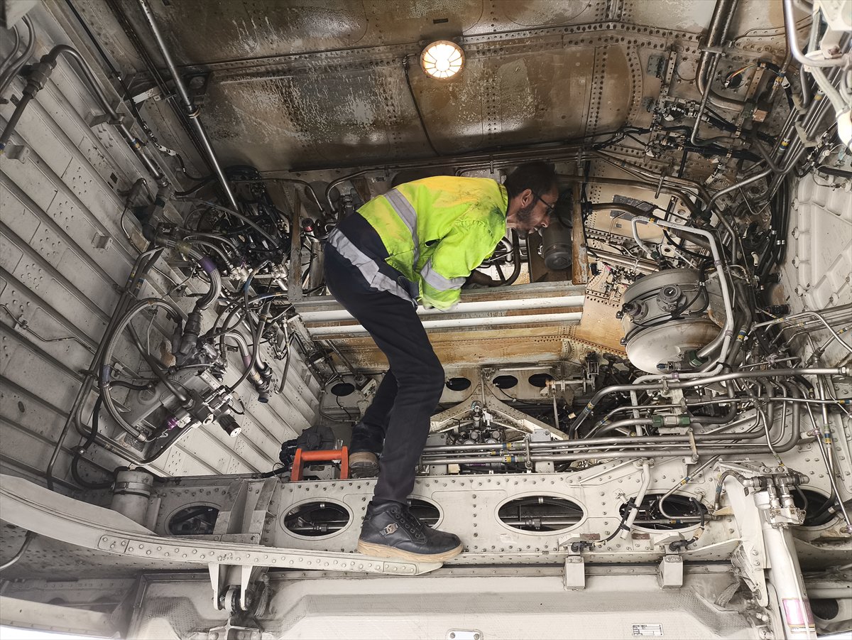 Şam Uluslararası Havalimanı'nda bulunan uçaklar tamir ediliyor