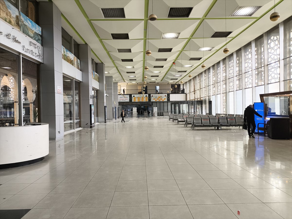 Şam Uluslararası Havalimanı'nda bulunan uçaklar tamir ediliyor