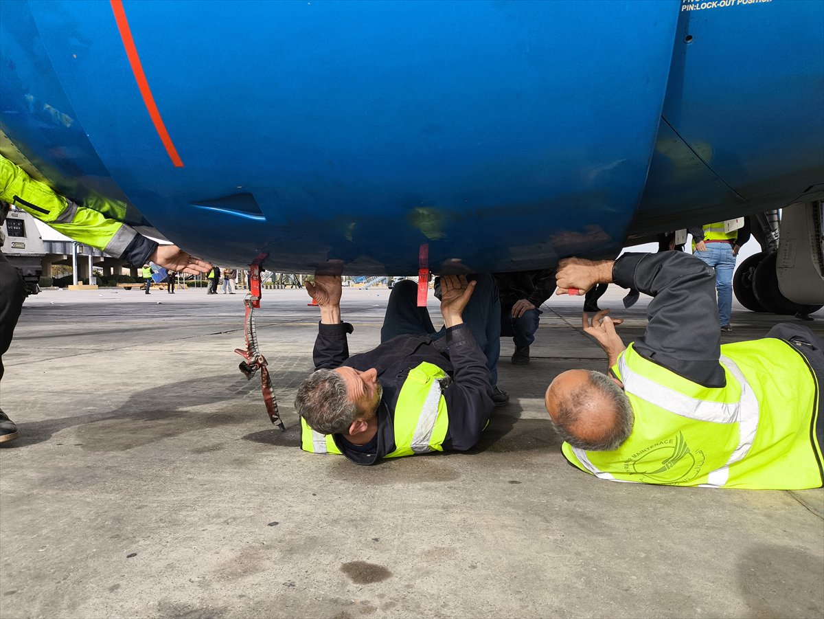 Şam Uluslararası Havalimanı'nda bulunan uçaklar tamir ediliyor