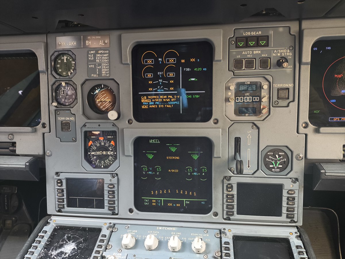 Şam Uluslararası Havalimanı'nda bulunan uçaklar tamir ediliyor