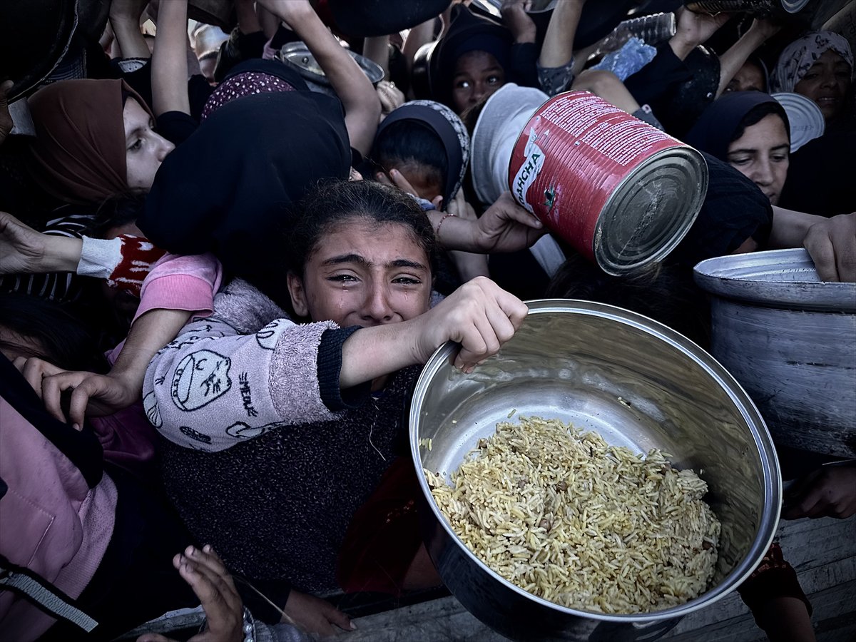 Gazze'de açlık: Filistinlilere yemek dağıtıldı