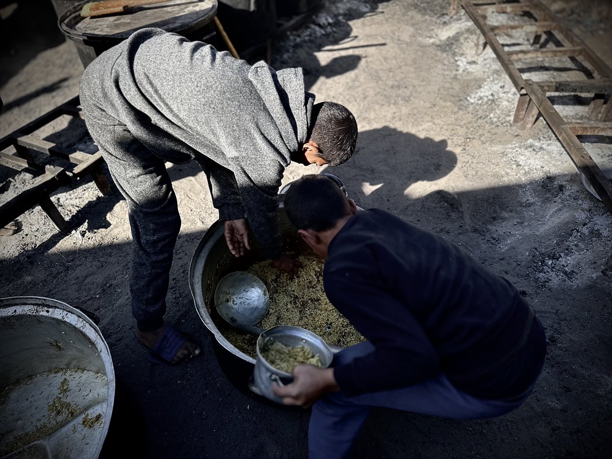 Gazze'de açlık: Filistinlilere yemek dağıtıldı