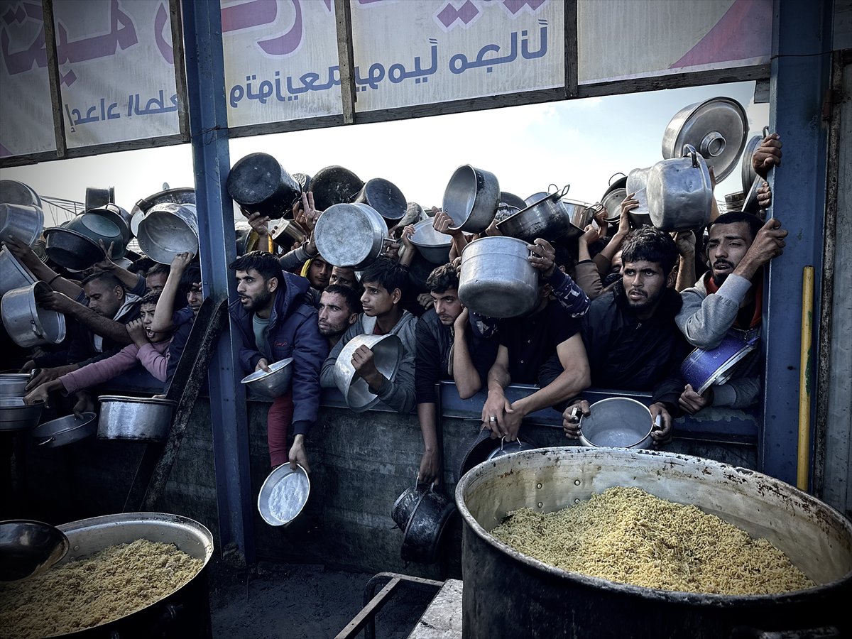 Gazze'de açlık: Filistinlilere yemek dağıtıldı