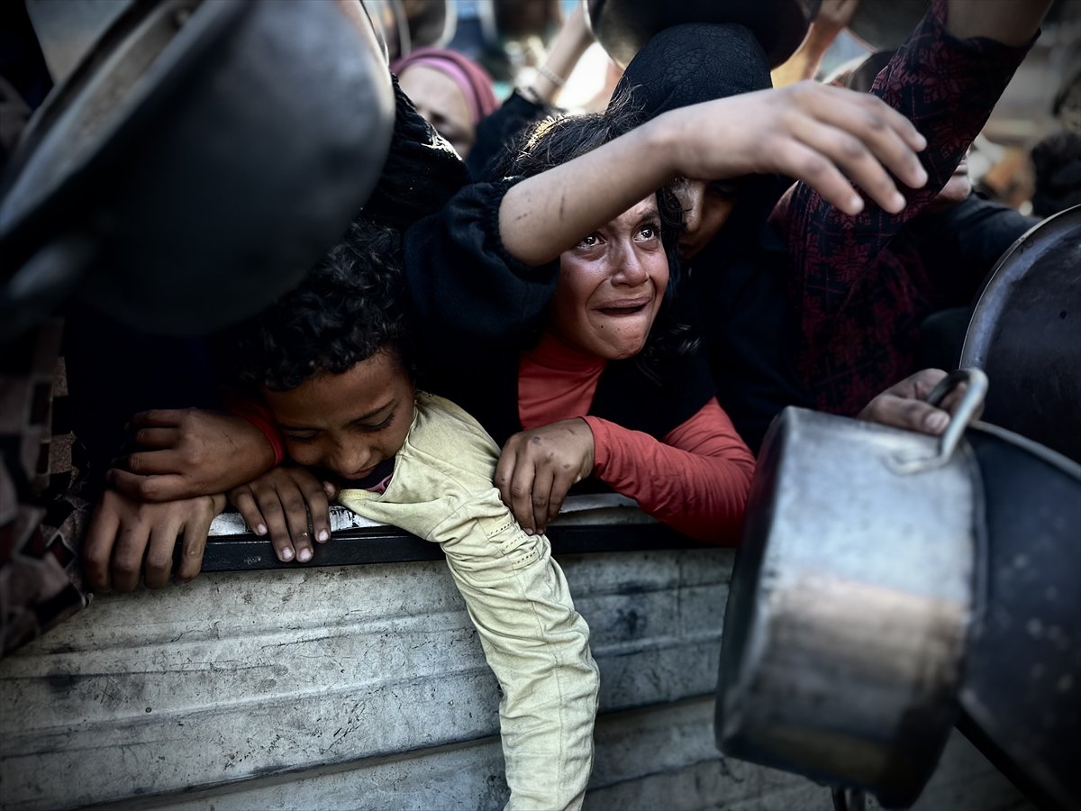 Gazze'de açlık: Filistinlilere yemek dağıtıldı