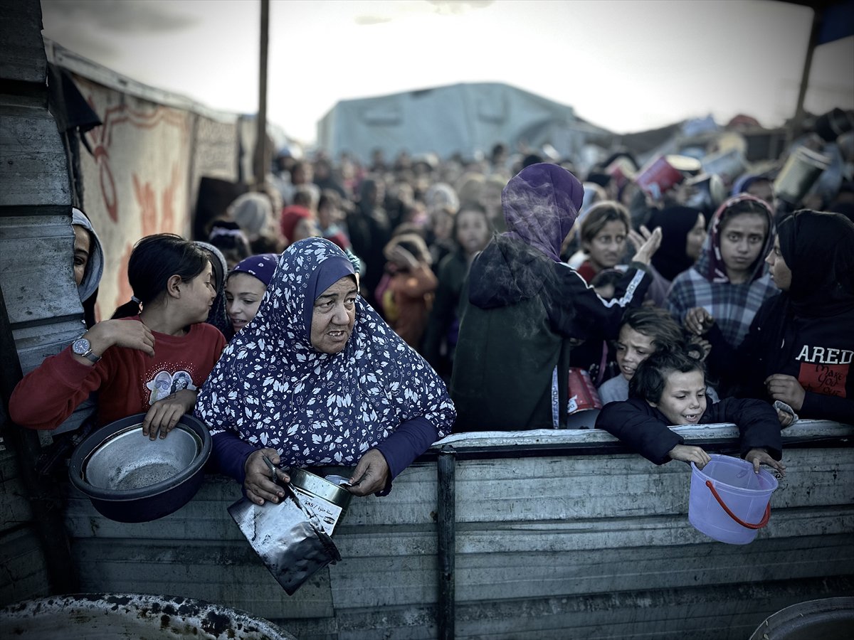 Gazze'de açlık: Filistinlilere yemek dağıtıldı