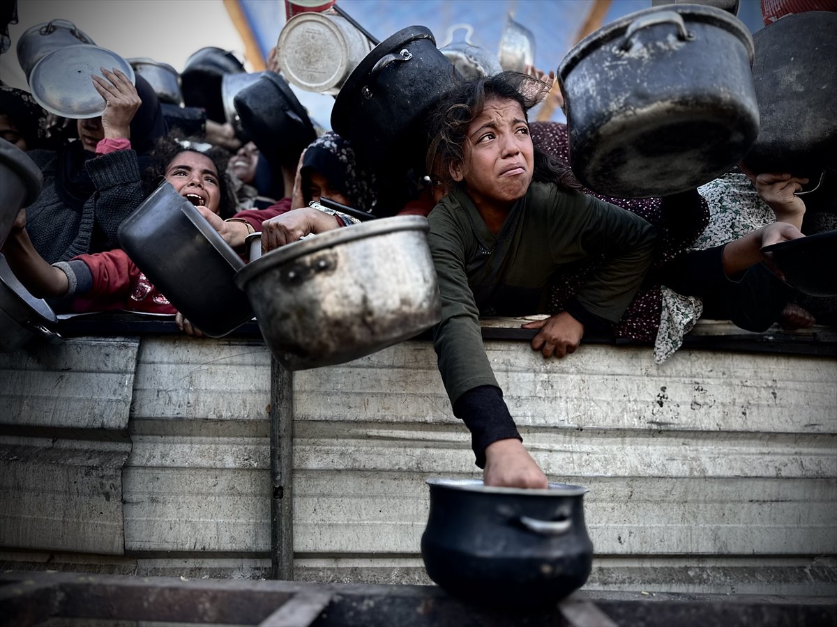 Gazze'de açlık: Filistinlilere yemek dağıtıldı