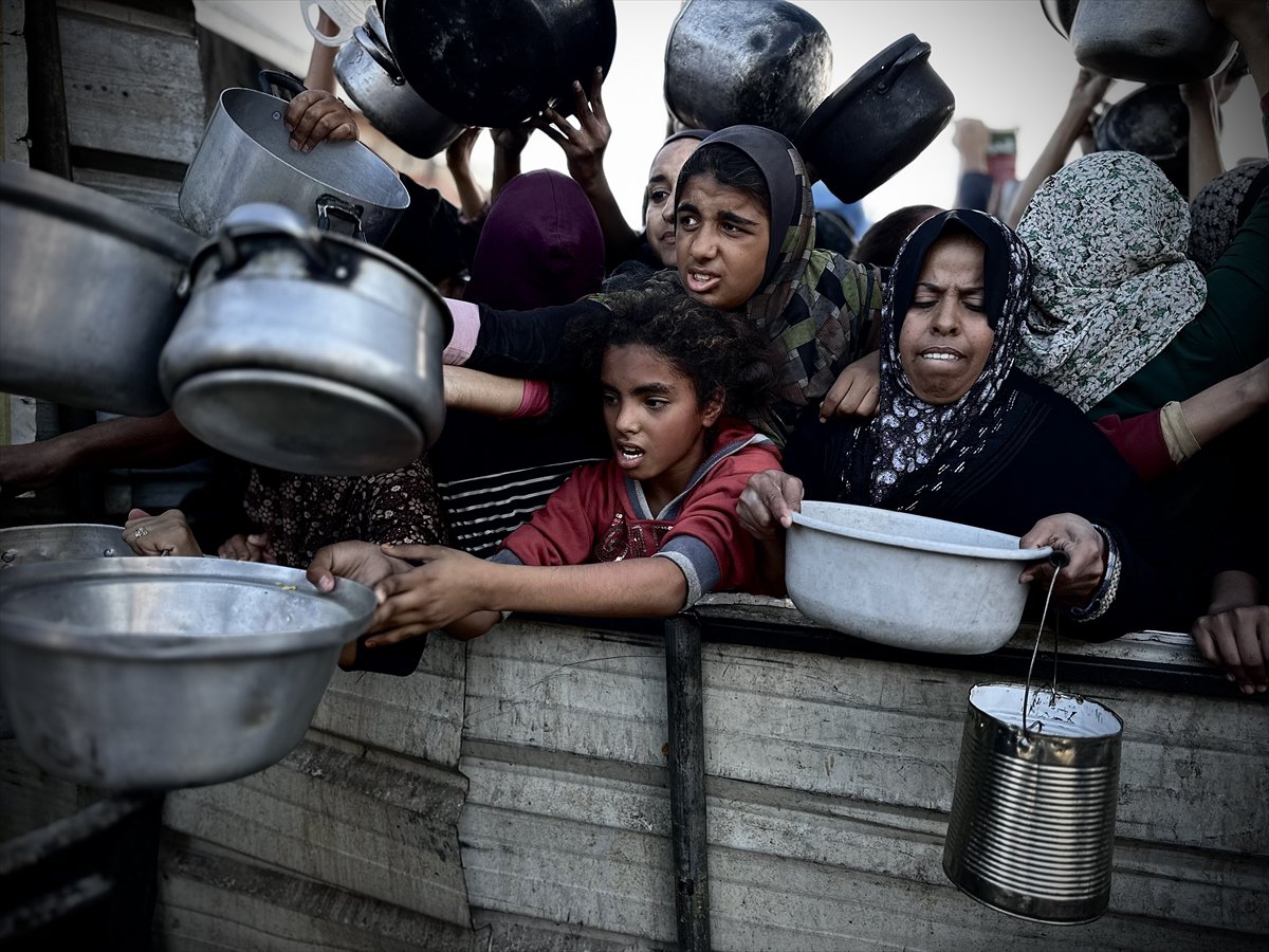 Gazze'de açlık: Filistinlilere yemek dağıtıldı
