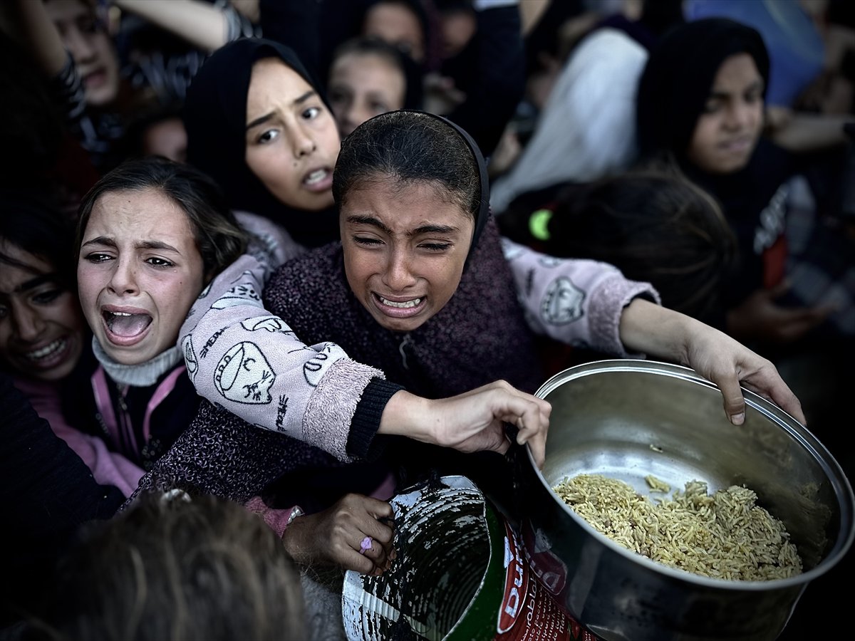 Gazze'de açlık: Filistinlilere yemek dağıtıldı