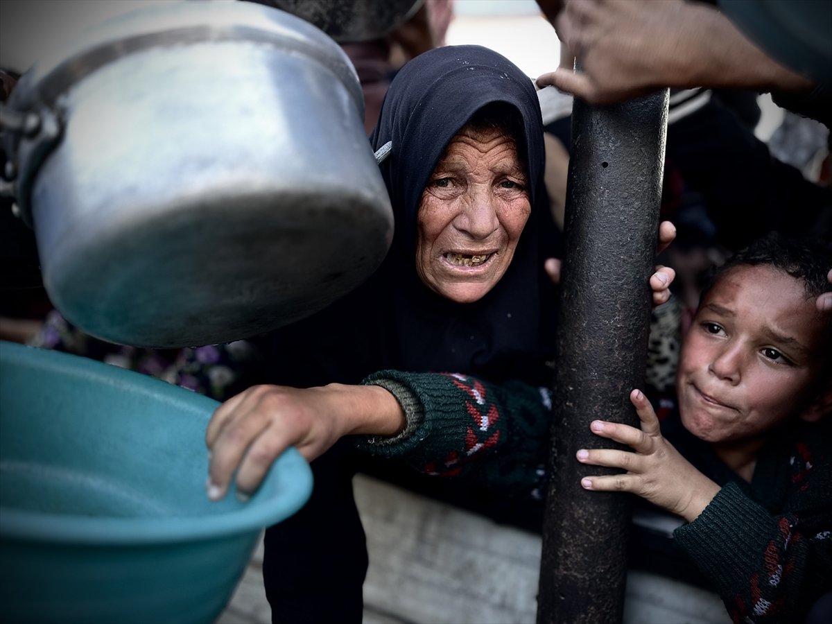 Gazze'de açlık: Filistinlilere yemek dağıtıldı
