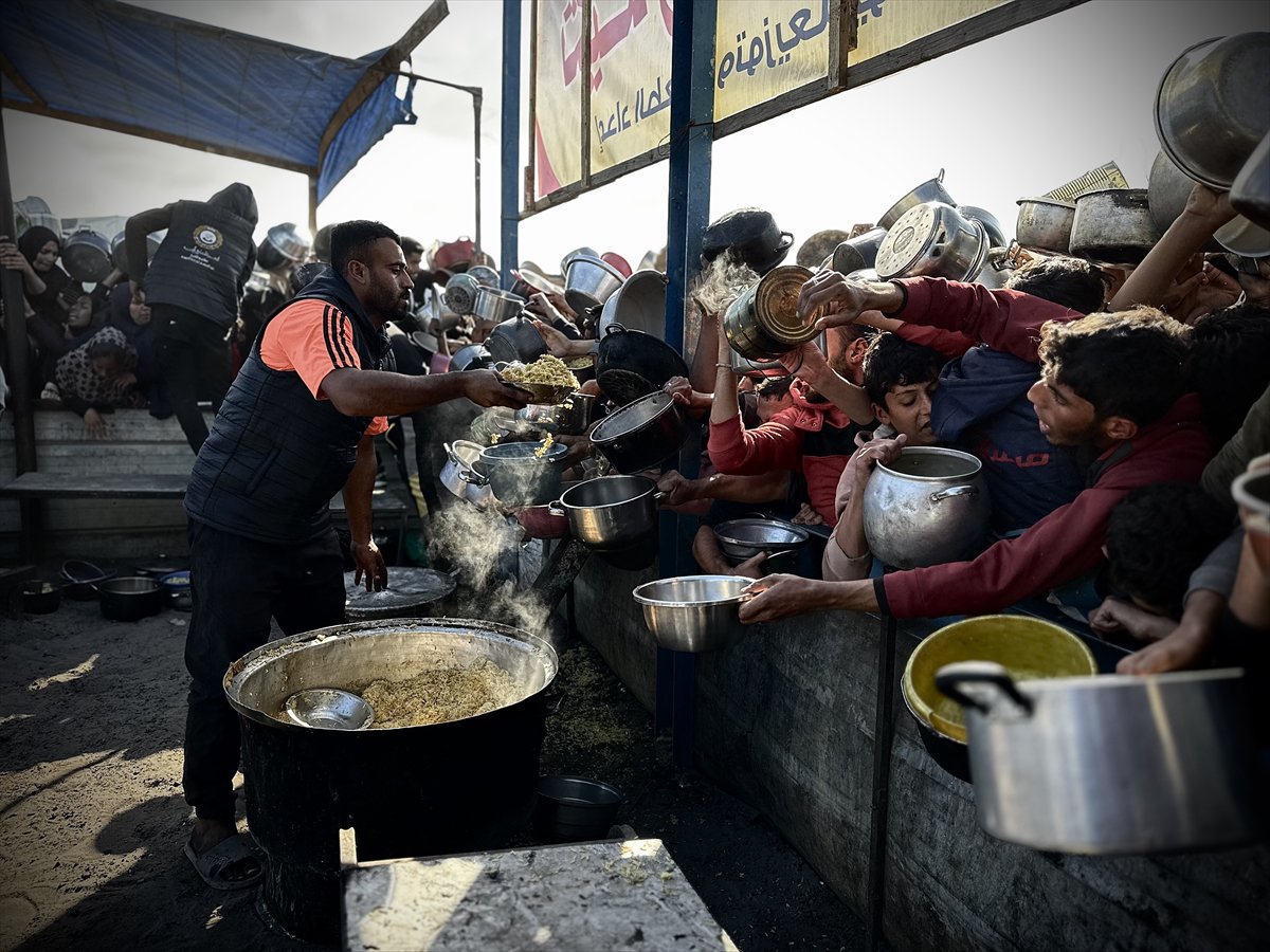 Gazze'de açlık: Filistinlilere yemek dağıtıldı