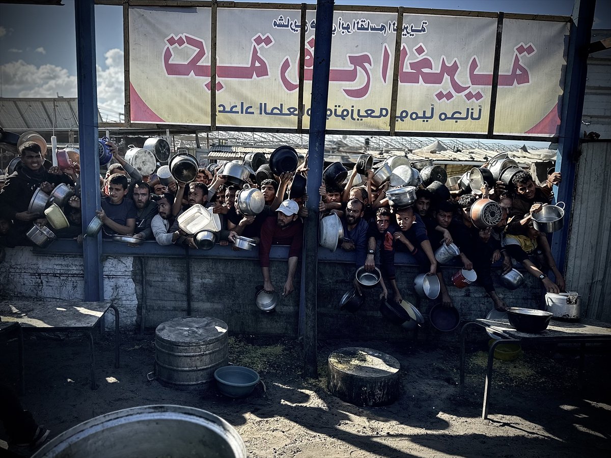 Gazze'de açlık: Filistinlilere yemek dağıtıldı