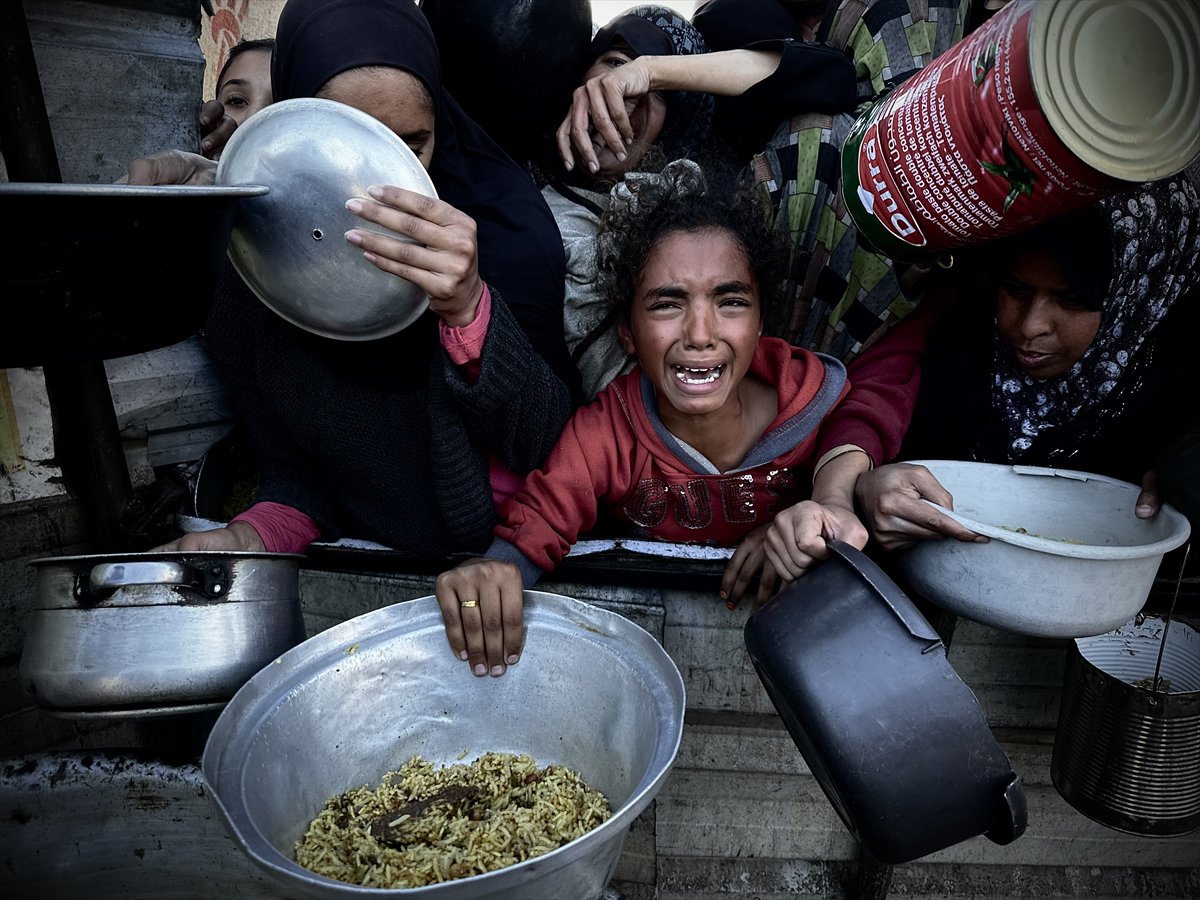 Gazze'de açlık: Filistinlilere yemek dağıtıldı