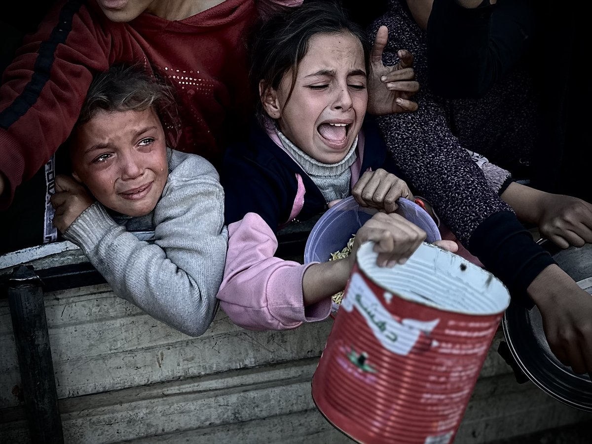 Gazze'de açlık: Filistinlilere yemek dağıtıldı